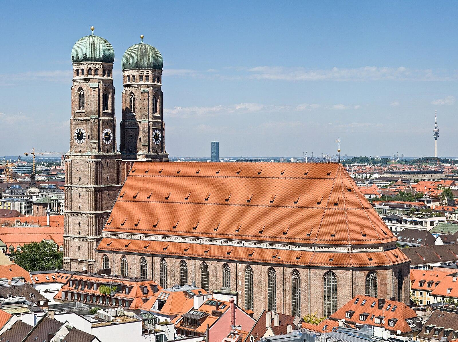 Sweat Together, Stay Together: How Munich's Fitness Challenges Are Rebuilding Community One Rep at a Time